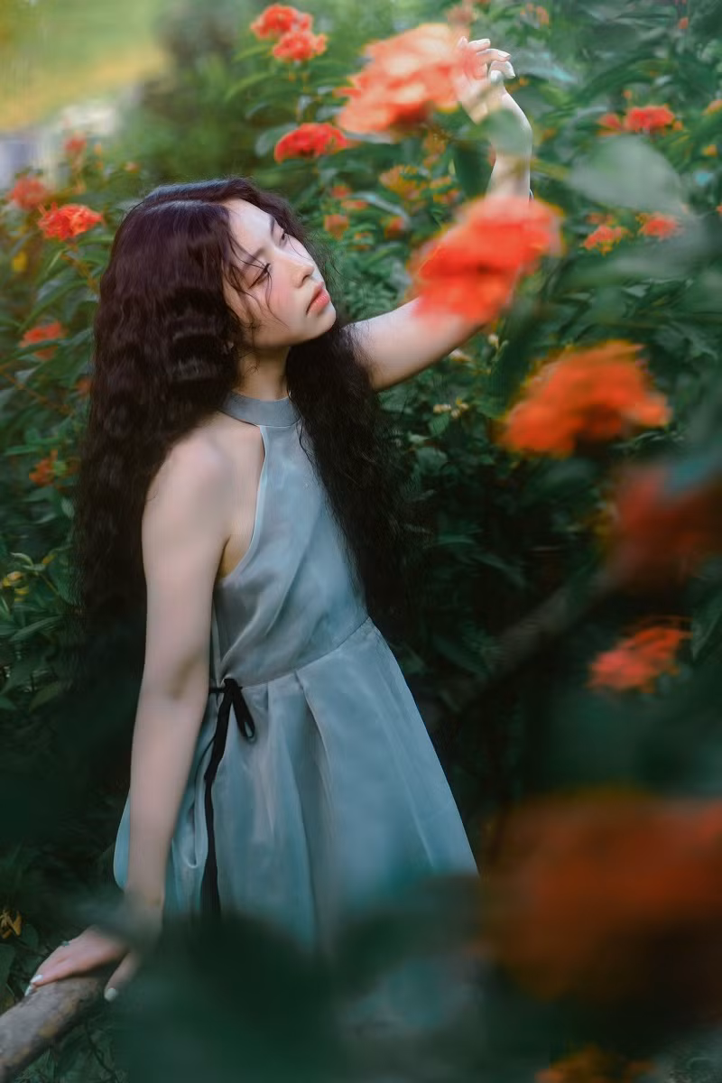 Đứng giữa những bông hoa thắm đỏ, rực rỡ, các chị em có thể chọn chụp với nhiều style khác nhau từ hình ảnh công chúa mộng mơ, cổ trang hay váy áo nhẹ nhàng…