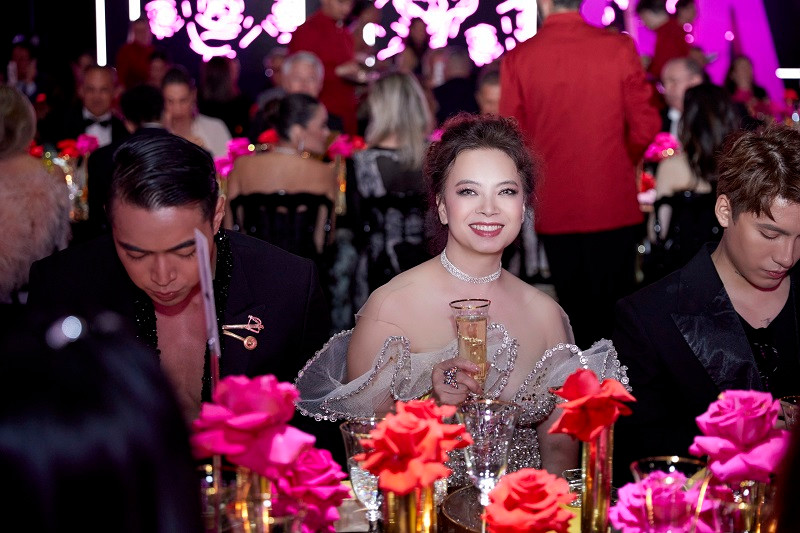 Lan Anh là một doanh nhân thành đạt tại Đức. Cô từng học ba lê và đi diễn vì yêu thích nghệ thuật, đam mê thời trang. Sau đó, người đẹp tạm gác đam mê này để chuyển hướng sang kinh doanh.