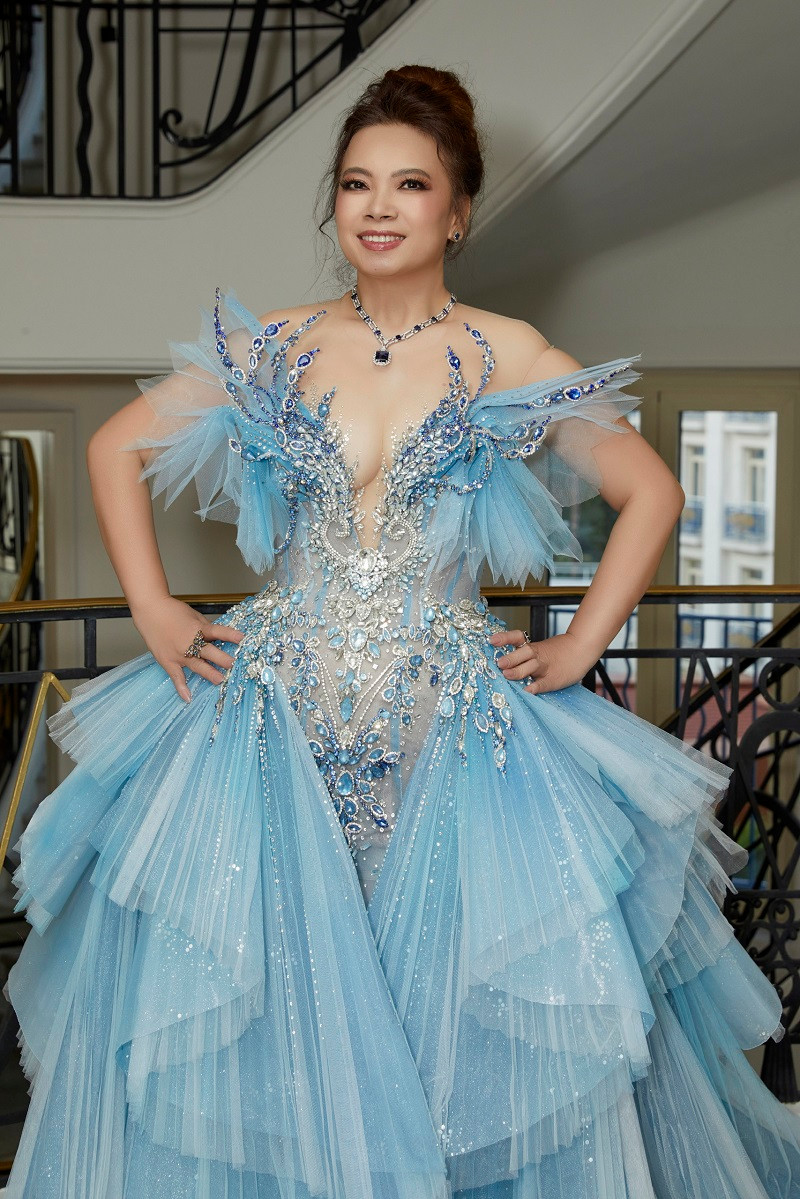 Nói về trải nghiệm lần này, Lan Anh chia sẻ thêm: "Tôi thấy mình rất xúc động. Cảm giác được sải bước trên thảm đỏ của một sự kiện giải trí hàng đầu thế giới, tôi thấy thăng hoa và tự tin. Đây cũng niềm mơ ước cả cuộc đời tôi. Mỗi năm, tôi đều theo dõi Liên hoan phim Cannes và thầm ngưỡng mộ những minh tinh của thế giới sải bước trên thảm đỏ danh giá. Họ tự tin tỏa sáng và mang về niềm tự hào cho quốc gia của họ với những bộ trang phục lộng lẫy tinh tế, độc đáo".