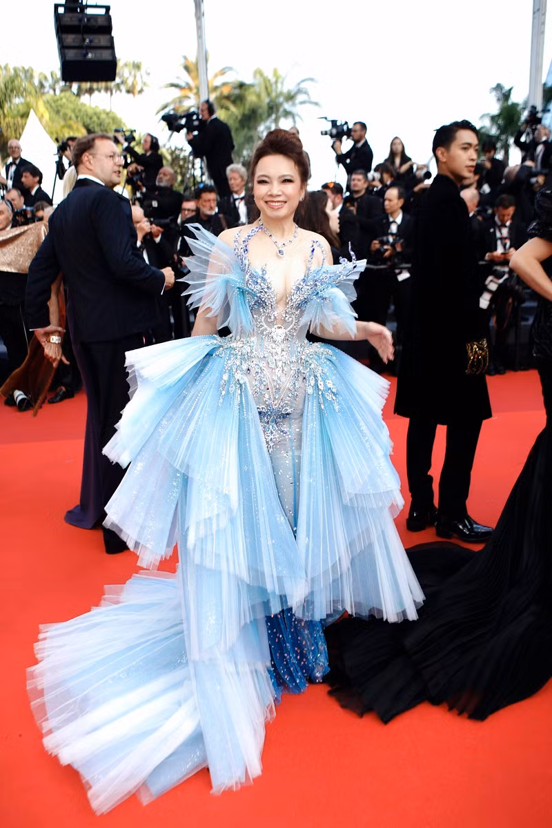 Lan Anh dien vay long lay tao dang cung dan sao quoc te