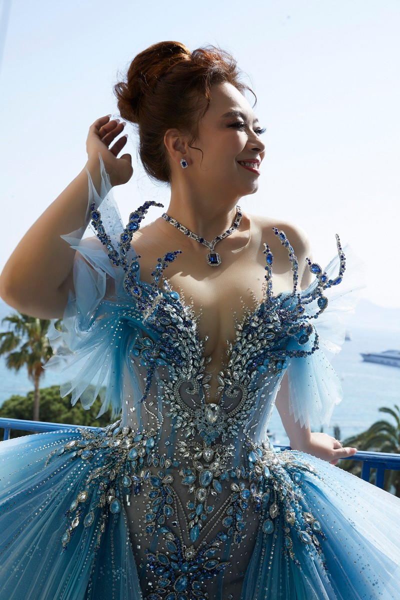 Theo nhà thiết kế nổi tiếng, trang phục này mất hơn một tháng để thực hiện qua bàn tay điêu luyện của các nghệ nhân đính kết với nguyên liệu cao cấp - đá swarovski và ngọc trai. Từ đó tạo nên độ lấp lánh kiêu kỳ của chiếc váy.