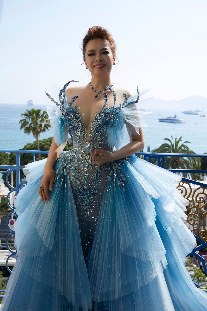 Riêng NTK Anh Thư, cô cũng có những chia sẻ về quá trình thực hiện trang phục này. “Bộ váy cho người đẹp Lan Anh được lấy ý tưởng từ sự huyền bí của đại dương. Thiết kế được chuyển gam màu từ bạc, ngọc đến xanh thẳm với họa tiết đính kết cầu kỳ tinh tế cùng phần phom đuôi cá và tùng xếp phi tầng khối trendy”, cô nói.