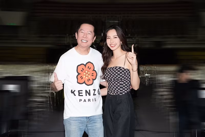 Hiện tại công tác tổ chức đã sẵn sàng cho đêm chung kết. Chủ tịch cùng Phó chủ tịch Miss Grand International - Mr. Nawat (trong ảnh) và Mrs. Teresa cũng có mặt để theo dõi các thí sinh và công tác tổ chức của cuộc thi.