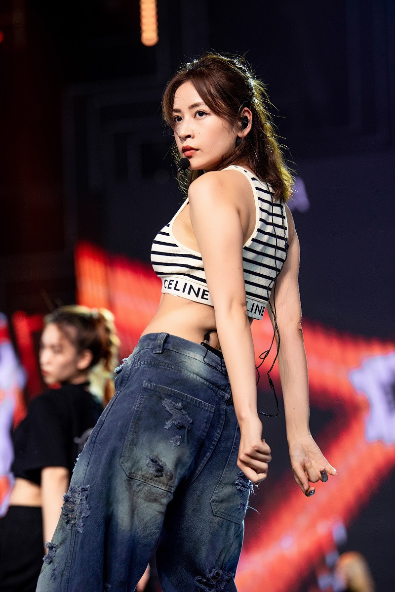 Tại buổi tổng duyệt, Chi Pu diện trang phục trẻ trung, gợi cảm. Sau thành công tại xứ Trung, Chi Pu trở lại với bản mashup "Đoá hoa hồng - Từ hôm nay - Miss Showbiz".