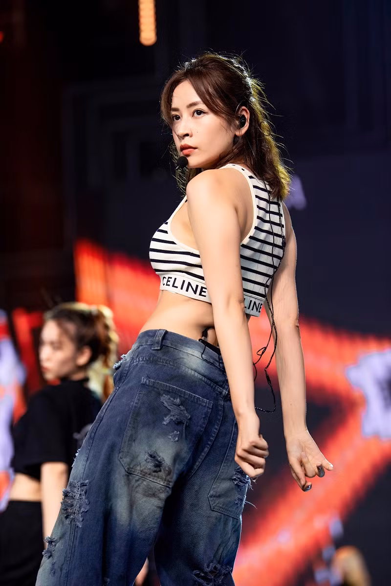 Tại buổi tổng duyệt, Chi Pu diện trang phục trẻ trung, gợi cảm. Sau thành công tại xứ Trung, Chi Pu trở lại với bản mashup "Đoá hoa hồng - Từ hôm nay - Miss Showbiz".