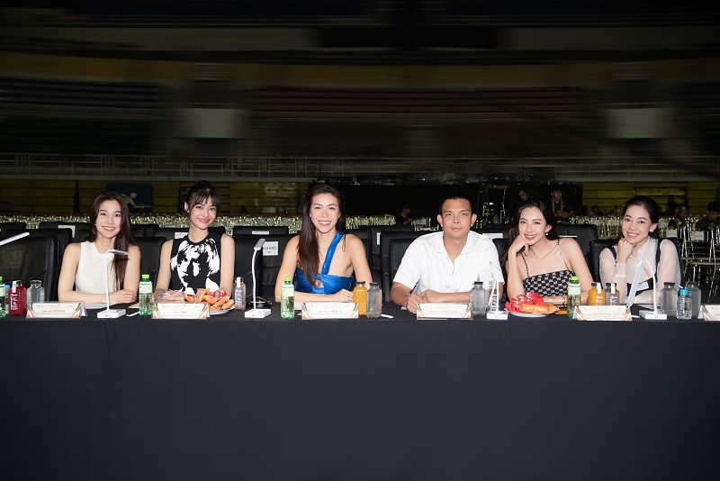 Buổi tổng duyệt còn có sự xuất hiện của Trưởng BTC cuộc thi - Thạc sĩ Phạm Kim Dung và dàn ban giám khảo quyền lực gồm: Hoa hậu Hà Kiều Anh, Hoa hậu Nguyễn Thúc Thùy Tiên, ca sĩ LONA Kiều Loan, siêu mẫu Minh Tú, diễn viên Diễm My 9X, NTK Đỗ Long.