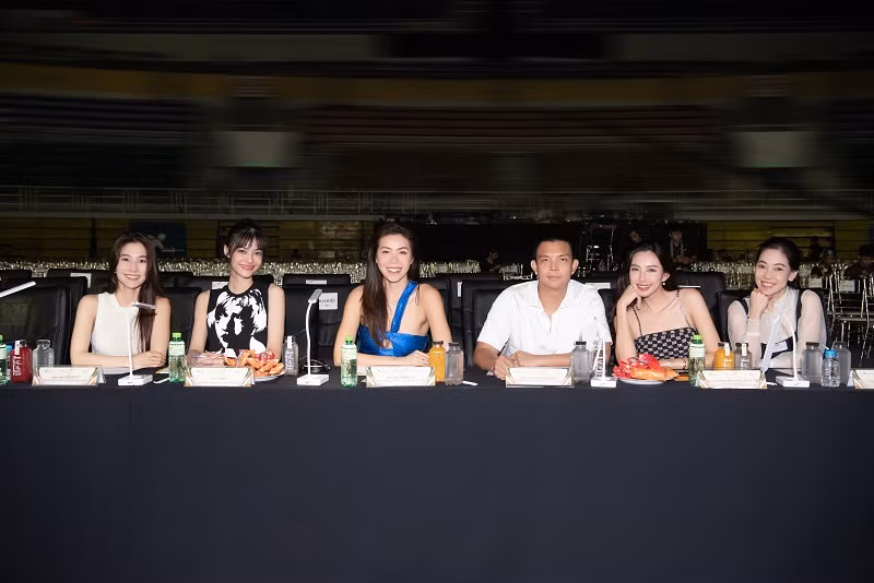 Buổi tổng duyệt còn có sự xuất hiện của Trưởng BTC cuộc thi - Thạc sĩ Phạm Kim Dung và dàn ban giám khảo quyền lực gồm: Hoa hậu Hà Kiều Anh, Hoa hậu Nguyễn Thúc Thùy Tiên, ca sĩ LONA Kiều Loan, siêu mẫu Minh Tú, diễn viên Diễm My 9X, NTK Đỗ Long.