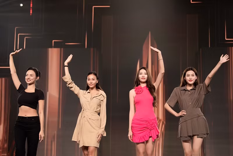 4 nàng á hậu gồm: Chế Nguyễn Quỳnh Châu, Trần Tuyết Như, Trần Nguyên Minh Thư, Ngô Thị Quỳnh Mai sẽ cùng thí sinh đồng diễn bikini.