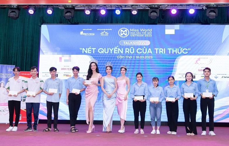 Top 3 Miss World Vietnam 2022 cũng đã trao tận tay 10 suất học bổng đến với các bạn sinh viên tại Đại học Tây Đô. Đây là một phần quà nho nhỏ từ các nàng hậu để động viên khuyến khích các bạn trẻ trên hành trình nâng cao tri thức.