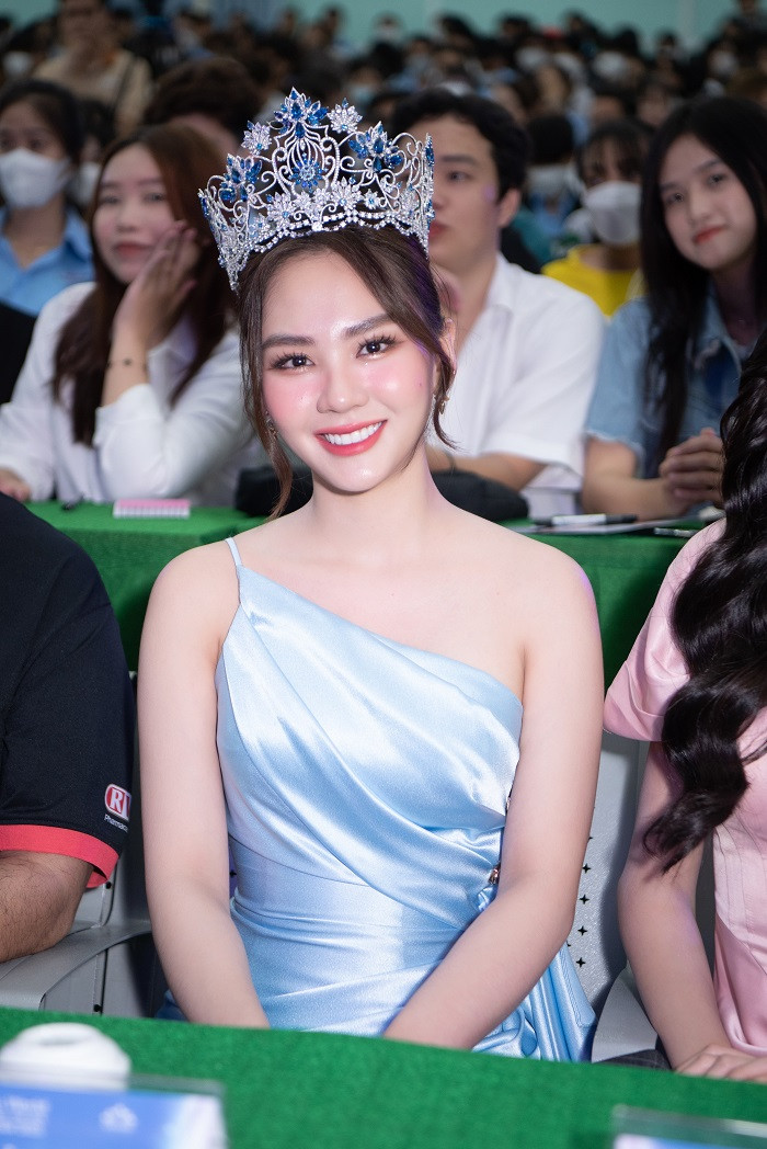 Hoa hậu Mai Phương chia sẻ: “Với Mai Phương, câu trả lời về bằng cấp có quan trọng hay không sẽ phụ thuộc vào sự lựa chọn và mục tiêu của riêng mỗi người. Hãy học bằng mọi cách để tiếp cận tri thức một cách đúng đắn và trọn vẹn”.