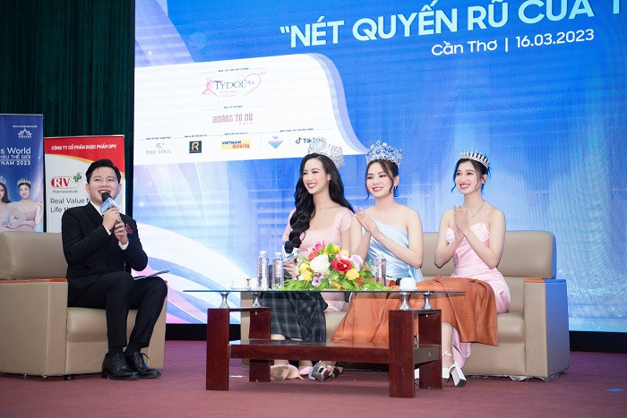 Mở đầu chương trình là buổi giao lưu chia sẻ của Top 3 Miss World Vietnam 2022 với chủ đề “Nét quyến rũ của tri thức”. Cách đặt vấn đề xoay quanh việc bằng cấp có quan trọng hay không hiện nay đang nhận được nhiều sự quan tâm từ xã hội, nhất là đối với các bạn sinh viên.