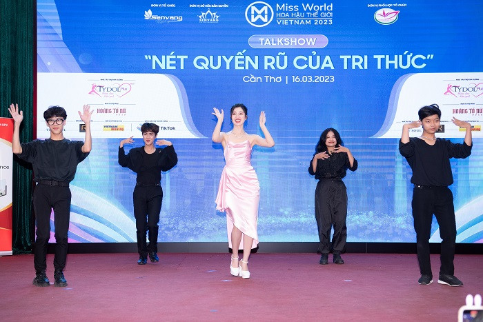 Cô em út Phương Nhi cũng không hề kém cạnh hai người chị của mình. Phần trình diễn nhảy giao lưu trên nền nhạc “Bo xì bo” của cô nàng khiến cả hội trường sôi động hơn hết. Đây là lần đầu tiên Phương Nhi trình diễn nhảy trên sân khấu cùng với các bạn sinh viên, thế nhưng vũ đạo đẹp mắt cùng sự tự tin thu hút của cô đã chiếm được trái tim của cả hội trường.