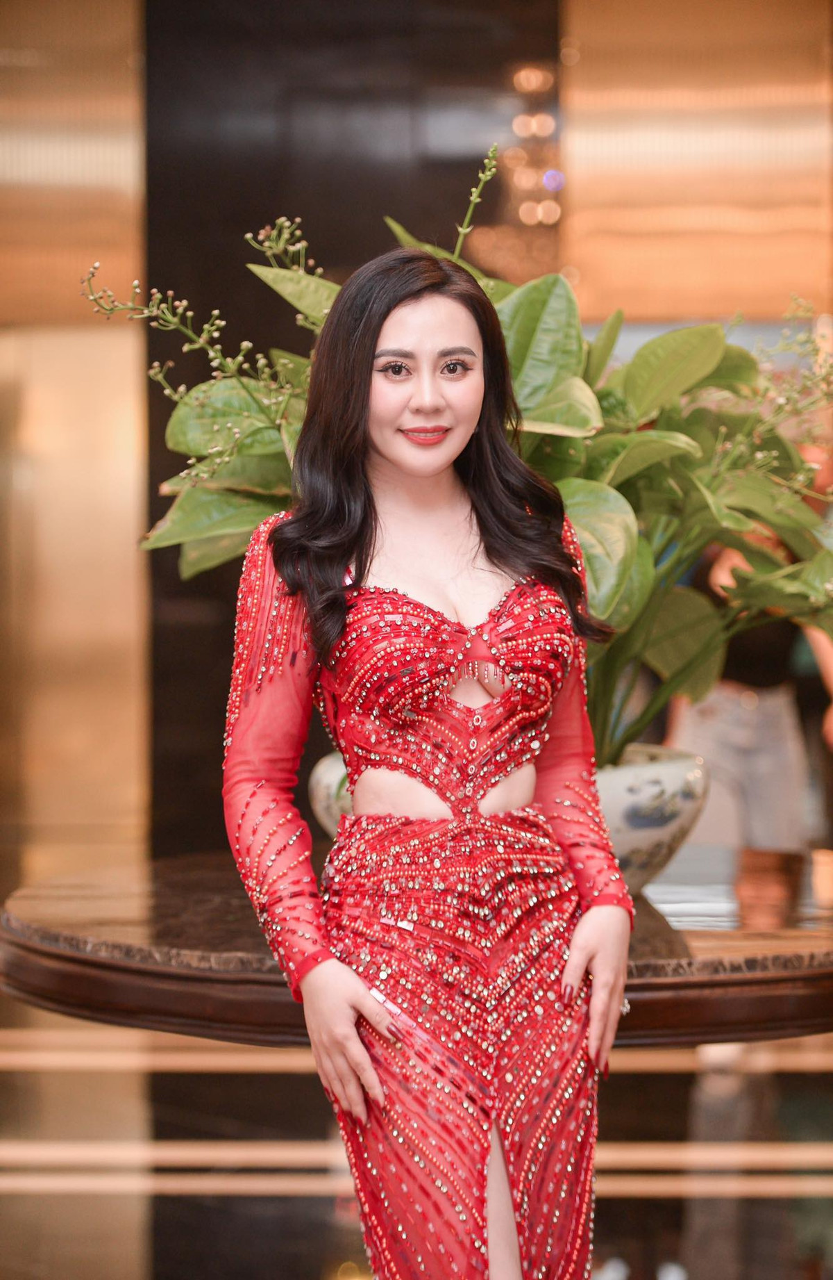 NSƯT Quang Tèo - “người chồng màn ảnh” của Hoa hậu Phan Kim Oanh từng chia sẻ về nàng hậu: “Nếu là người chấm thi hoa hậu mà có thí sinh Phan Kim Oanh, tôi chắc chắn muốn dành tặng cho cô ấy danh hiệu “Hoa hậu nhân ái”. Oanh là người đẹp có trái tim ấm áp mà tôi từng biết. Cô ấy dù bận rộn với công việc nhưng luôn dành nhiều thời gian cho các dự án thiện nguyện của mình trên mọi miền tổ quốc. Khi đi đến các nơi xa có điều kiện vật chất thiếu thốn, đường đi nguy hiểm nhưng cô ấy chưa từng bỏ cuộc, luôn rất nhiệt tình. Cô ấy hạnh phúc vì điều đó ”.