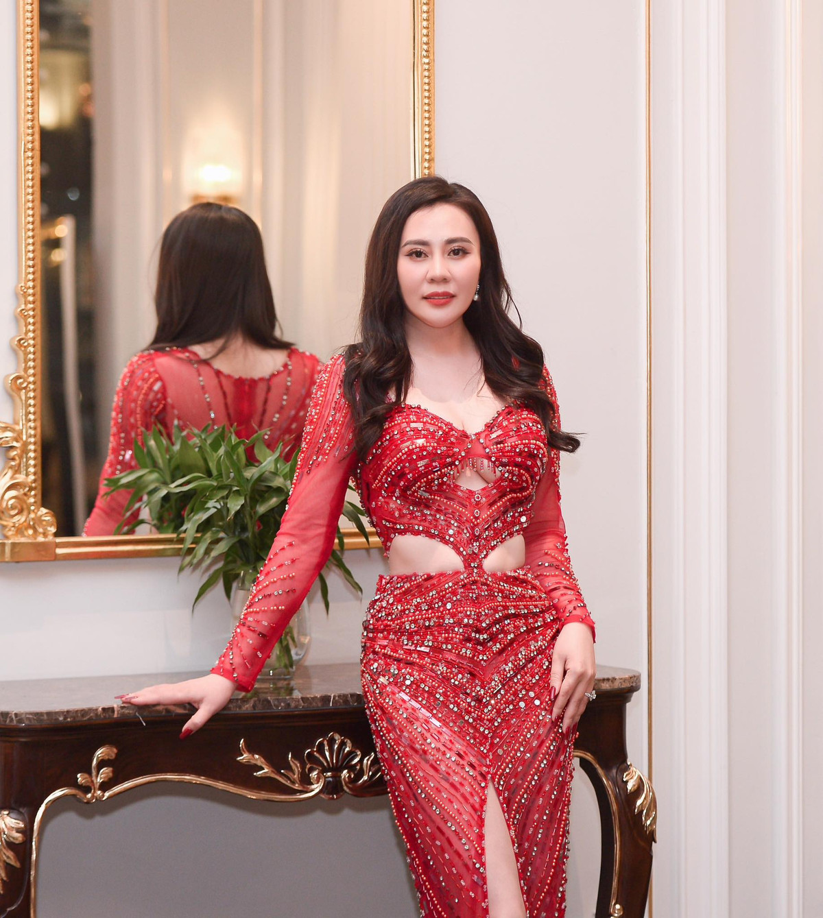 Cũng chính vì hiểu rõ cuộc sống của những người có hoàn cảnh khó khăn mà Phan Kim Oanh luôn muốn được giúp đỡ, lan toả yêu thương đến với cộng đồng. Được biết, cô đã dành hết cát-sê của mình để đi thiện nguyện.