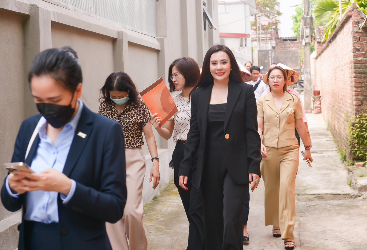 Đây không phải lần đầu Hoa hậu Phan Kim Oanh tham gia từ thiện. Trước khi trở thành hoa hâu, người đẹp họ Phan từng được biết đến là “người đẹp nhân ái” khi có nhiều chương trình thiện nguyện ở khắp mọi miền tổ quốc.