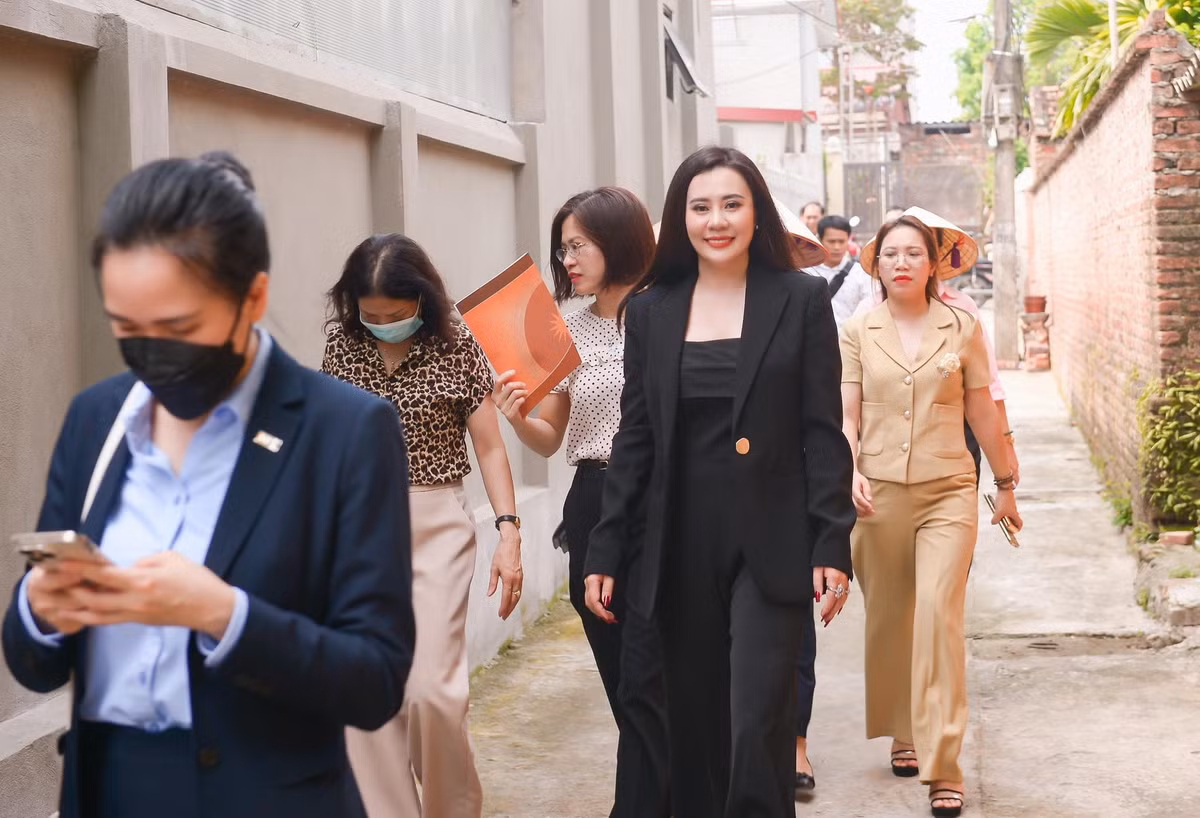 Đây không phải lần đầu Hoa hậu Phan Kim Oanh tham gia từ thiện. Trước khi trở thành hoa hâu, người đẹp họ Phan từng được biết đến là “người đẹp nhân ái” khi có nhiều chương trình thiện nguyện ở khắp mọi miền tổ quốc.