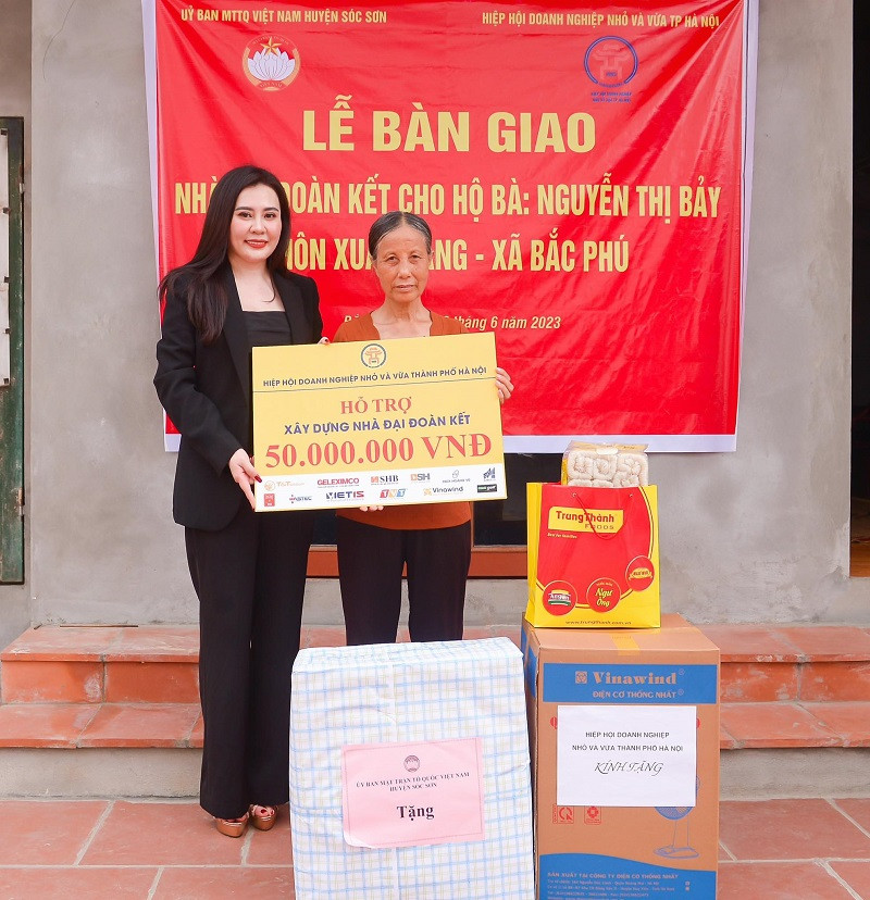 “Là Hoa hậu Quý bà Hoà bình Quốc tế 2022, danh hiệu giúp tôi lan toả được việc thiện nguyện nhiều hơn. Tôi sẽ luôn đồng hành, có trách nhiệm cùng Hiệp hội Doanh nghiệp nhỏ và vừa TP Hà Nội thực hiện việc hỗ trợ và tổ chức nhiều hoạt động thiện nguyện lớn nhỏ trên địa bàn thủ đô và cả nước. Tôi hiểu rằng, một ngôi nhà không thể giải quyết hết được những khó khăn của cuộc đời, nhưng nó mang lại cho người dân niềm hy vọng, niềm tin vào cuộc sống", người đẹp bày tỏ.