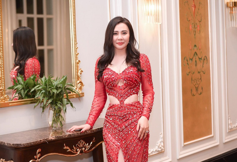 Hoa hậu Phan Kim Oanh tâm sự, để có được thành công như ngày hôm nay, cô đã nỗ lực từng ngày. Sinh ra trong một gia đình khó khăn, có những ngày Phan Kim Oanh phải ăn cơm với khoai, ngô… nhưng không vì thế mà cô nhụt chí. Nàng hậu chia sẻ, chính ngày xưa nghèo khó đã giúp cô mạnh mẽ và vươn lên.