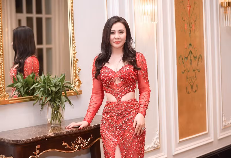 Hoa hậu Phan Kim Oanh tâm sự, để có được thành công như ngày hôm nay, cô đã nỗ lực từng ngày. Sinh ra trong một gia đình khó khăn, có những ngày Phan Kim Oanh phải ăn cơm với khoai, ngô… nhưng không vì thế mà cô nhụt chí. Nàng hậu chia sẻ, chính ngày xưa nghèo khó đã giúp cô mạnh mẽ và vươn lên.