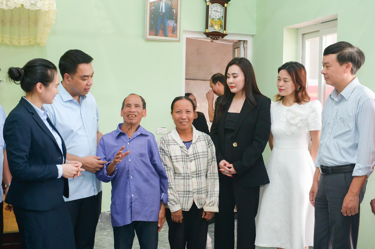 Được biết, Hoa hậu Phan Kim Oanh đã sụt 3kg vì lịch trình công việc dày đặc. Tham gia hoạt động thiện nguyện, cô xuất hiện với vóc dáng gầy hơn trước.