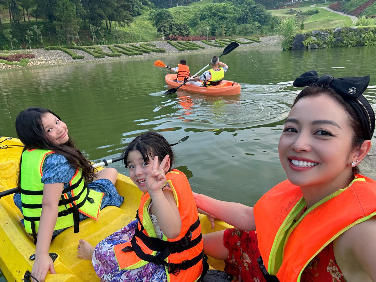 Nàng hậu rạng rỡ khi tham gia chèo thuyền cùng chồng con.