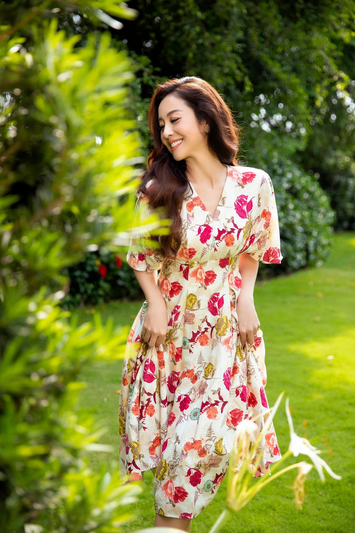 Jennifer Phạm sinh năm 1985, từng đăng quang Hoa hậu châu Á tại Mỹ 2006. Sau khi trải qua đổ vỡ hôn nhân và có con trai Bảo Nam với ca sĩ Quang Dũng, cô kết hôn với doanh nhân Đức Hải vào năm 2012.