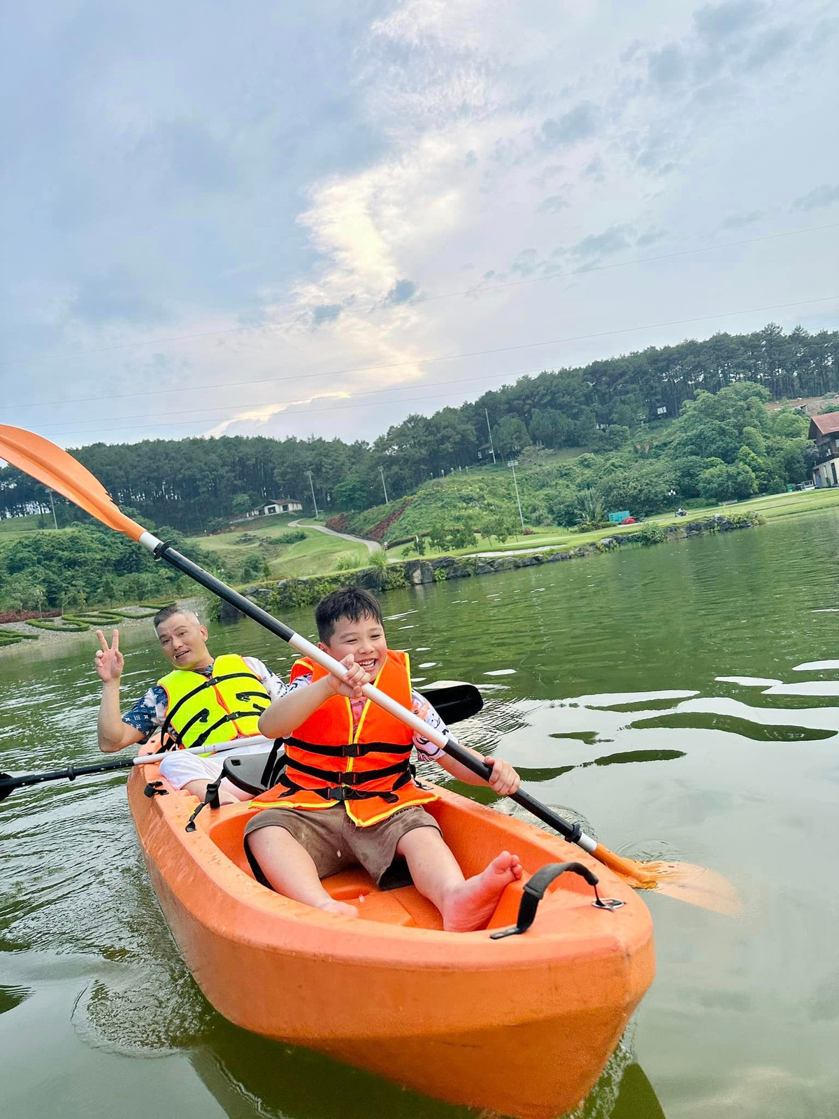 Sau những ngày bận rộn công việc, vợ chồng Đức Hải - Jennifer Phạm tranh thủ đưa các con đi trải nghiệm trong thời gian các bé được nghỉ hè.