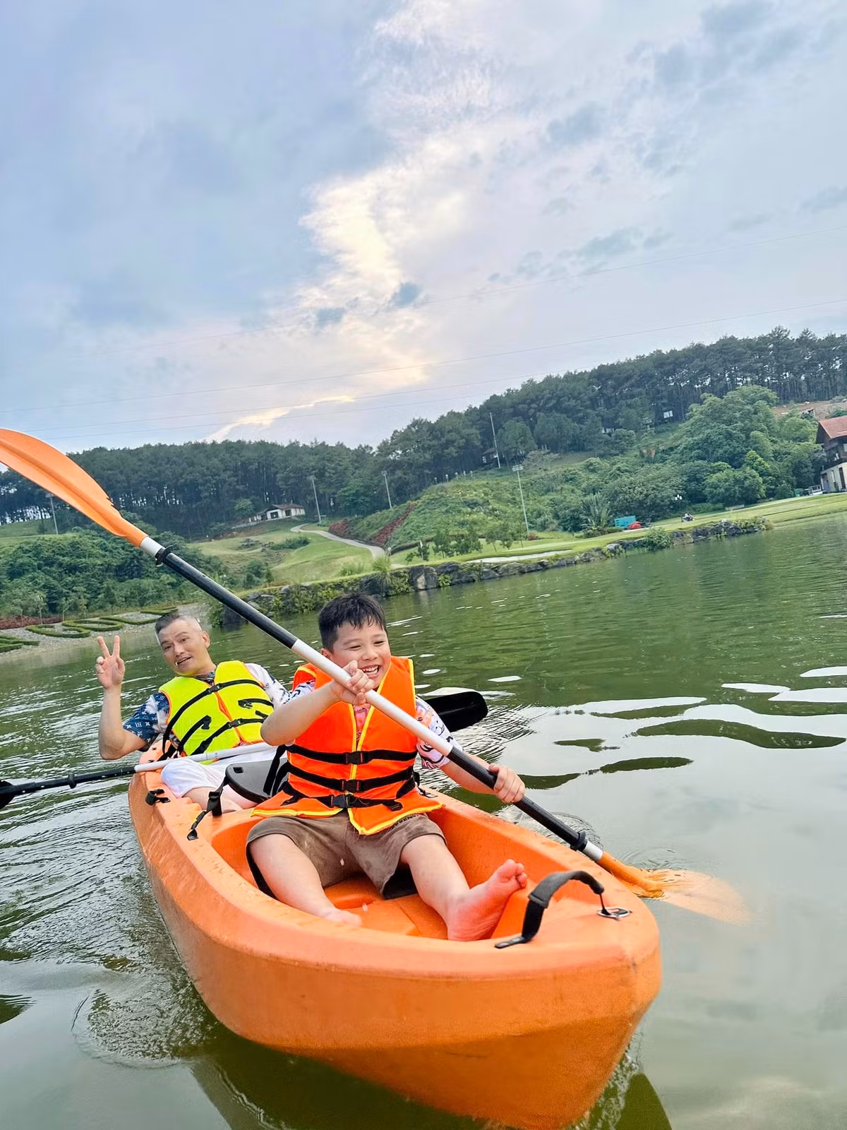 Sau những ngày bận rộn công việc, vợ chồng Đức Hải - Jennifer Phạm tranh thủ đưa các con đi trải nghiệm trong thời gian các bé được nghỉ hè.