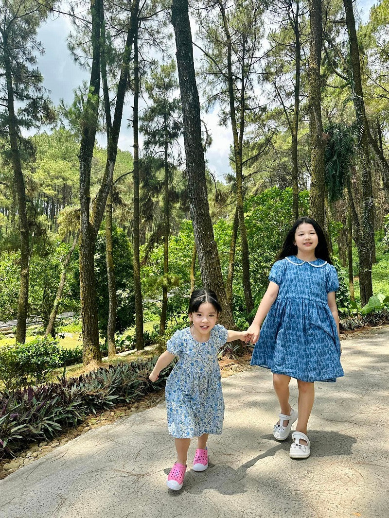 Bé Na cùng em út Nấm đi dạo. Hai con gái của Jennifer Phạm càng lớn càng xinh xắn, đáng yêu.