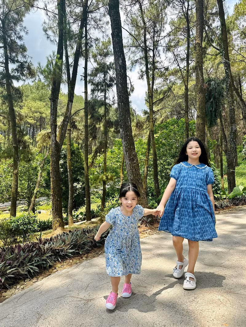 Bé Na cùng em út Nấm đi dạo. Hai con gái của Jennifer Phạm càng lớn càng xinh xắn, đáng yêu.