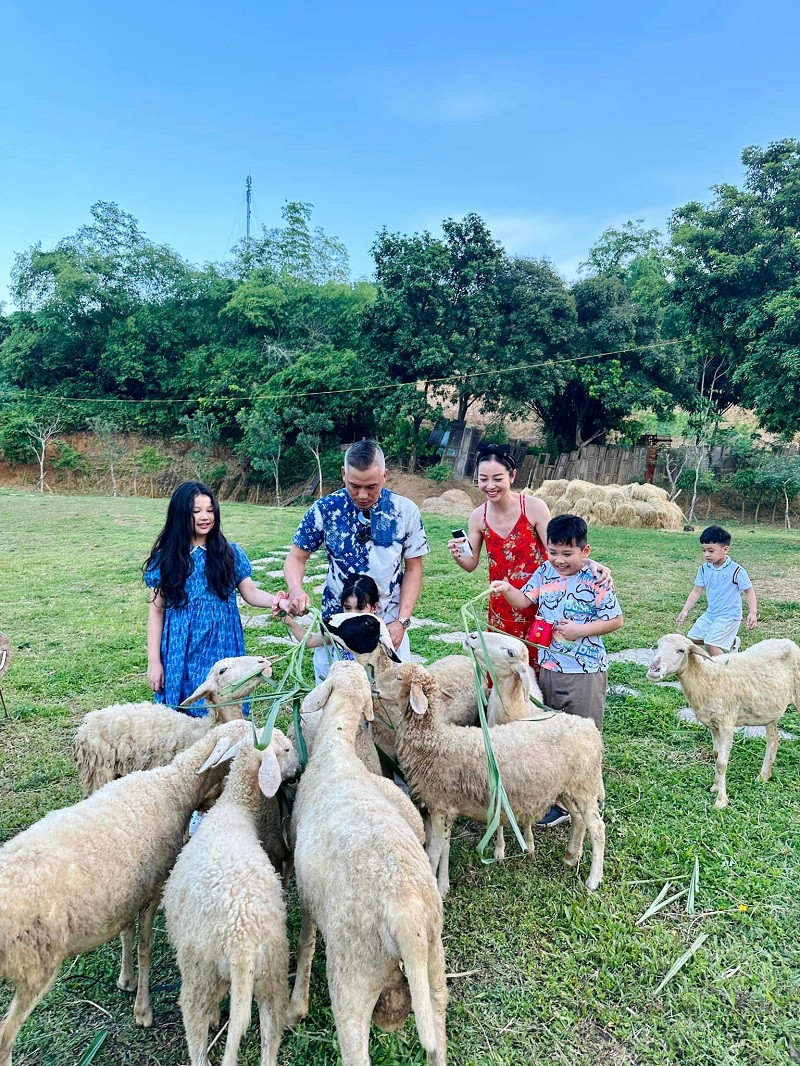 Trong chuyến nghỉ dưỡng, các con của Jennifer Phạm thích thú khi tham gia các hoạt động, khám phá trang trại cừu.