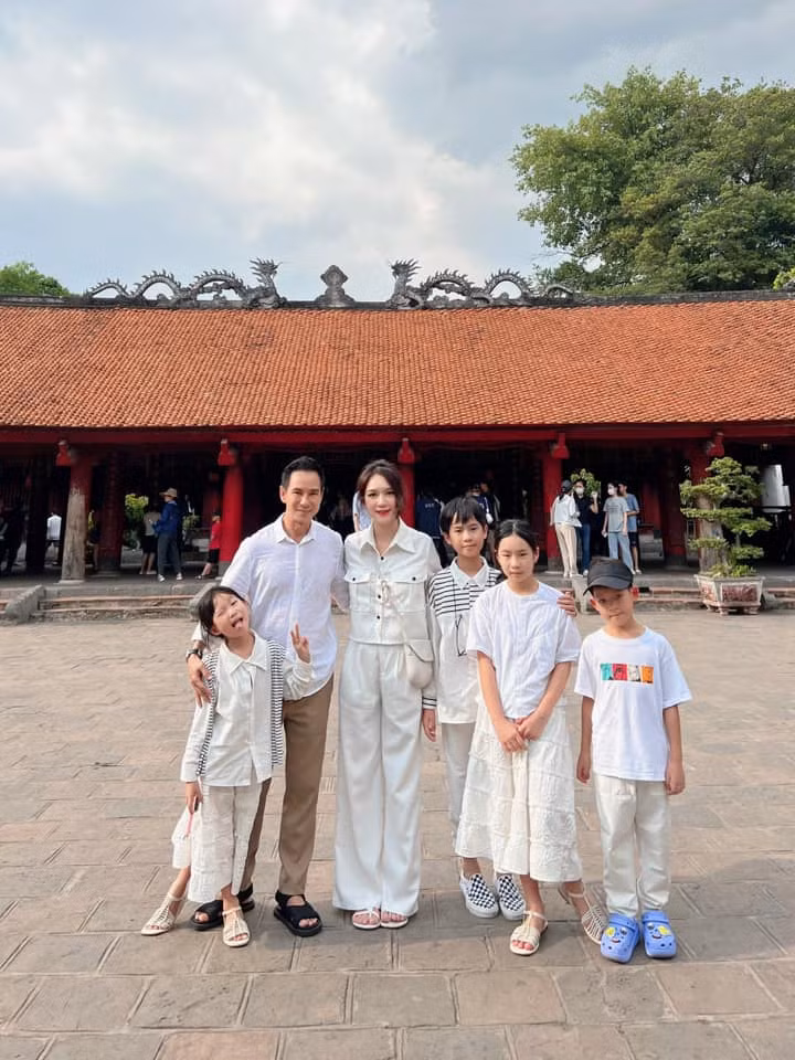 Trong chuyến du lịch, gia đình Lý Hải - Minh Hà thường mặc đồng điệu. Sự xuất hiện của cặp đôi cùng bốn con nhận được nhiều sự chú ý của công chúng.