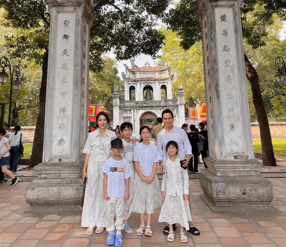 Trên trang cá nhân, cặp đôi chia sẻ: "Mùa hè Hà Nội. Cả nhà ra thăm quê ngoại, thăm Lăng Bác, Nhà Sàn của Bác, chùa Một Cột, Văn Miếu Quốc Tử Giám và trải nghiệm cái nóng 40 độ mùa hè Hà Nội. Lần trước đi các bạn còn nhỏ, lần này đi chắc sẽ nhớ".