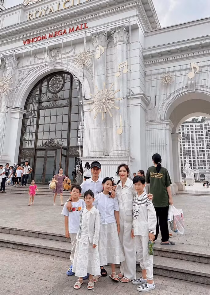 4 con của Lý Hải - Minh Hà dù sinh ra trong gia đình giàu có nhưng được bố mẹ rèn luyện lối sống giản dị.