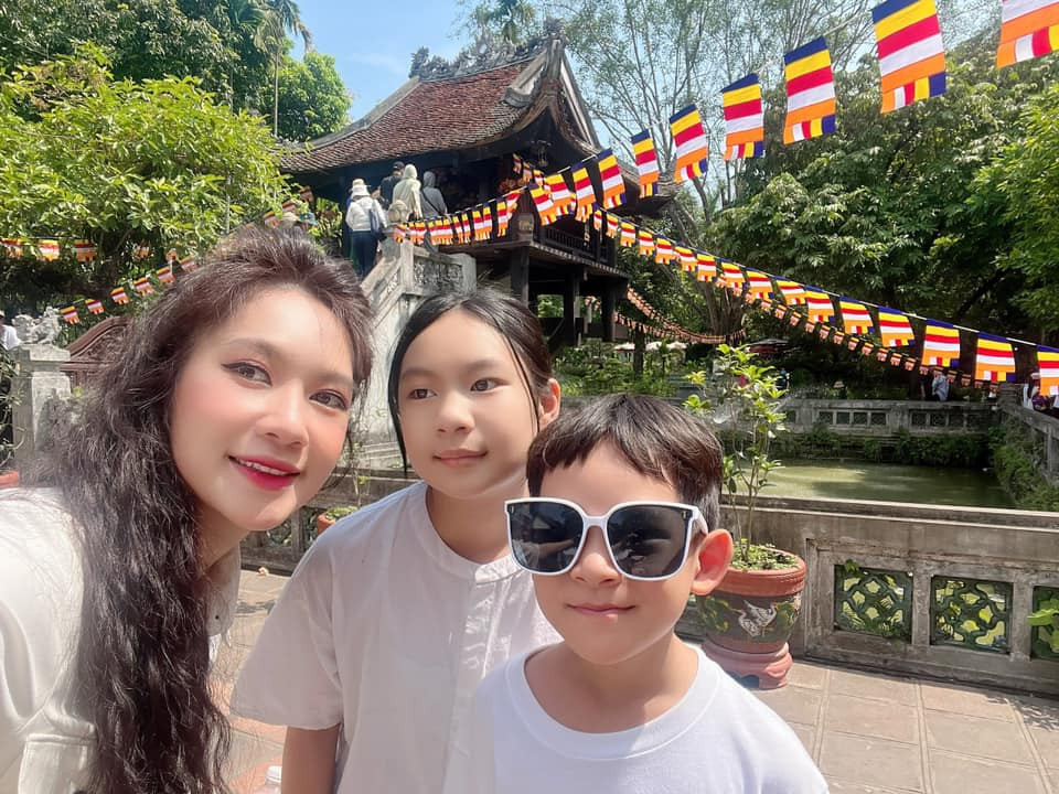Minh Hà cùng các nhóc tỳ chụp ảnh ở chùa Một Cột.