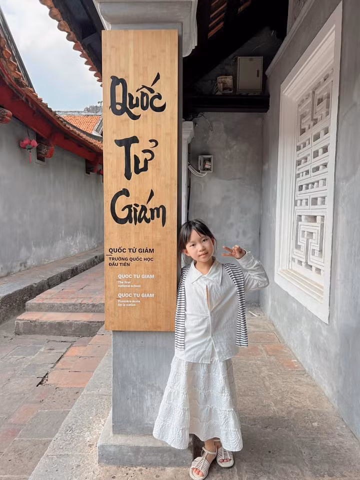 Con gái Lý Hải chụp ảnh tại Văn Miếu Quốc Tử Giám.