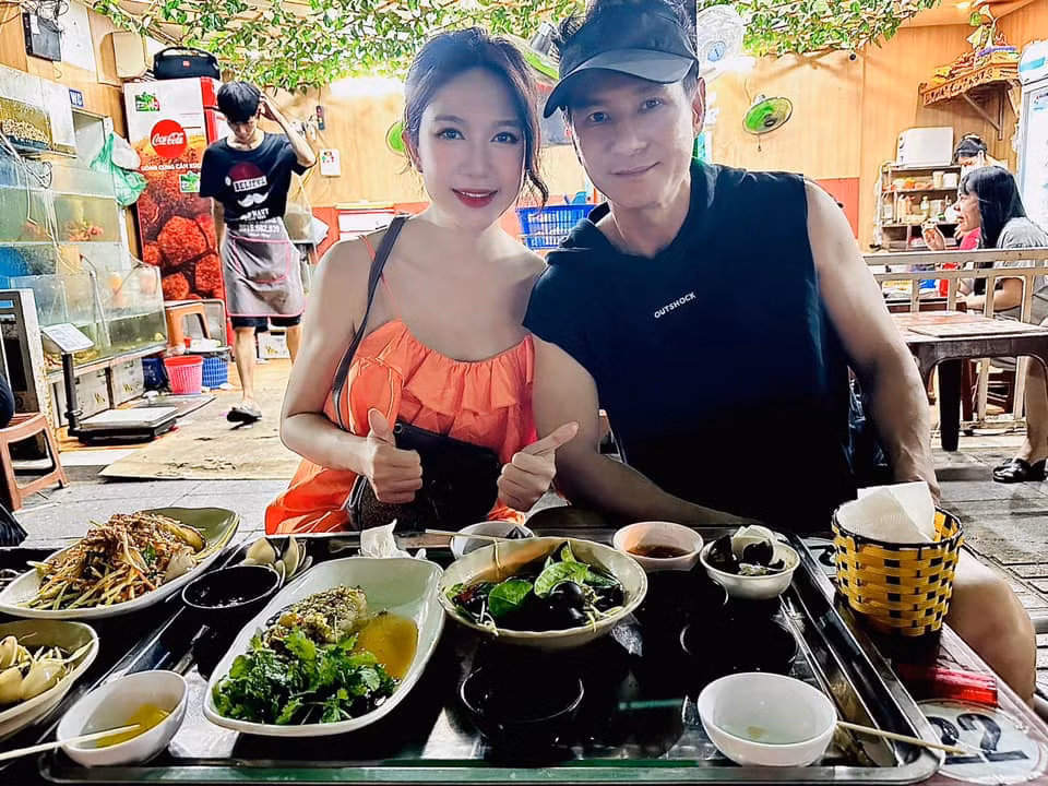 Không chỉ cùng con tham quan các địa điểm nối tiếng của Hà Nội, cặp đôi còn thưởng thức những món ăn dân dã tại đây.