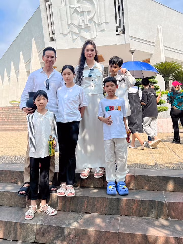 Gia đình Lý Hải - Minh Hà thăm Bảo tàng Hồ Chí Minh.