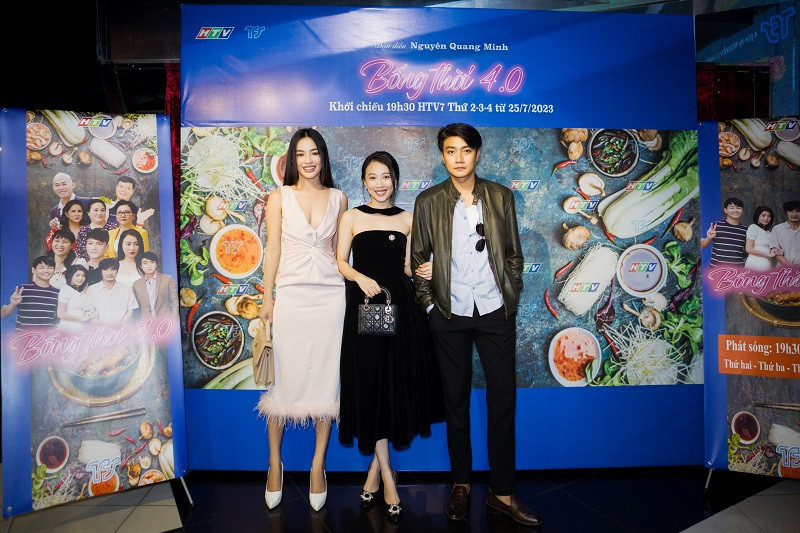 Diễn viên Huỳnh Hồng Loan chia sẻ, điều khiến cô cảm thấy hài lòng nhất khi quay phim "Bống thời 4.0" đó chính là những phân cảnh đóng cùng với gia đình. "Những phân cảnh diễn với gia đình, đặc biệt là với ba Công Ninh, chồng Phạm Hoàng Nguyên mang lại cho tôi cảm giác tự nhiên và chân thật vô cùng. Sự kết hợp giữa nghệ sĩ gạo cội cùng hai người anh thâm niên với lối diễn gần gũi, tình cảm khiến tôi nghĩ đây giống như gia đình thật của mình vậy", Huỳnh Hồng Loan cho biết.