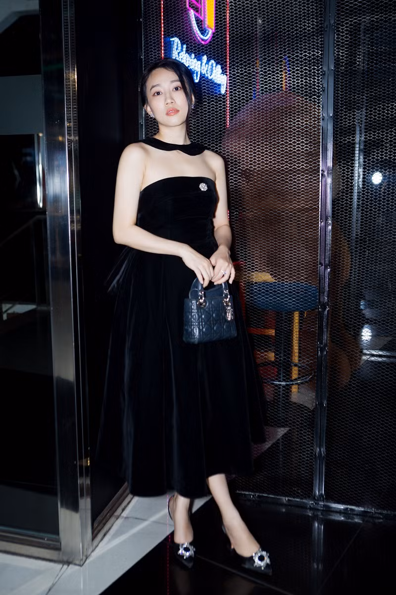 "Bống thời 4.0" là bộ phim đầu tiên Huỳnh Hồng Loan hợp tác với đạo diễn Nguyễn Quang Minh và biên kịch Nguyễn Thị Anh Đào. Đây cũng là màn tái xuất phim truyền hình của nữ diễn viên sau vai diễn Loan "khờ khạo" cách đây hơn 8 tháng.