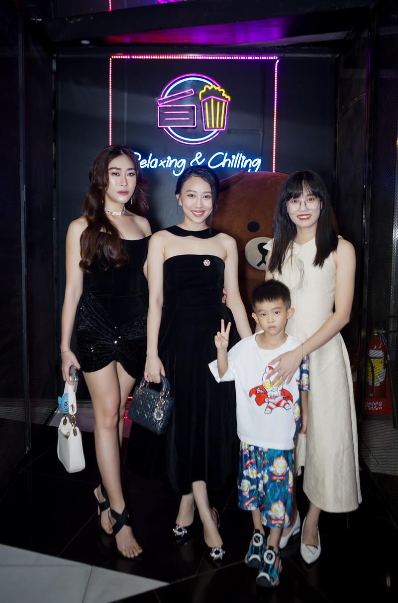 Huỳnh Hồng Loan tâm sự, cô đã rất băn khoăn, lo lắng khi được đạo diễn Nguyễn Quang Minh mời vào vai "tiểu thư" sang chảnh. "Tôi không biết mình có làm mới được không bởi tôi cũng vốn bị gán mác với kiểu hình ảnh cô nàng đỏng đảnh trên phim. Khi đọc kịch bản xong, tôi cũng đau đầu suy nghĩ về việc thể hiện nhân vật Ngọc Hoa có tính cách ích kỷ, được cưng chiều như công chúa ra sao. Nhưng có lẽ đạo diễn Nguyễn Quang Minh đã nhìn thấy ở tôi có điều gì đó phù hợp với vai diễn", Huỳnh Hồng Loan nói.