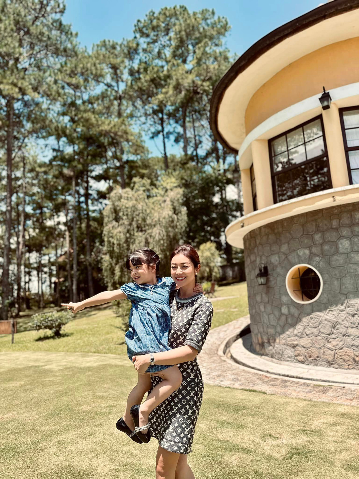 Jennifer Phạm sinh năm 1985, là Hoa hậu châu Á tại Mỹ năm 2006.