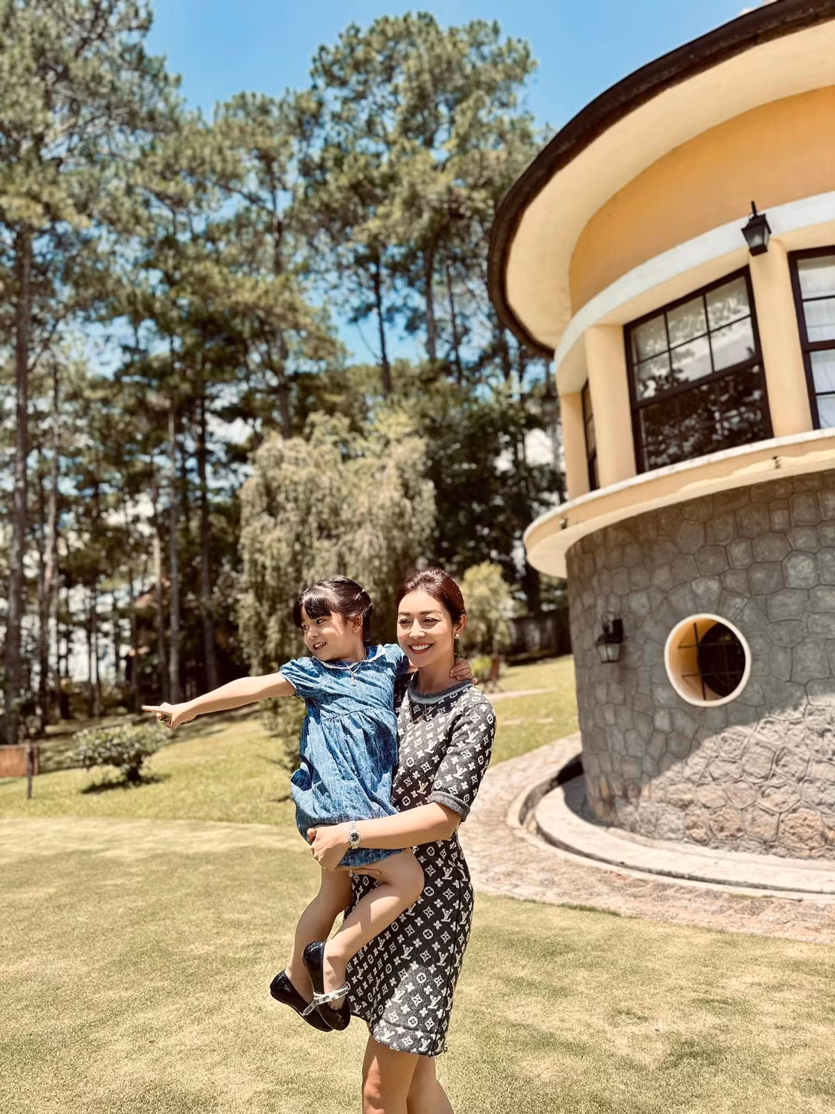 Jennifer Phạm sinh năm 1985, là Hoa hậu châu Á tại Mỹ năm 2006.