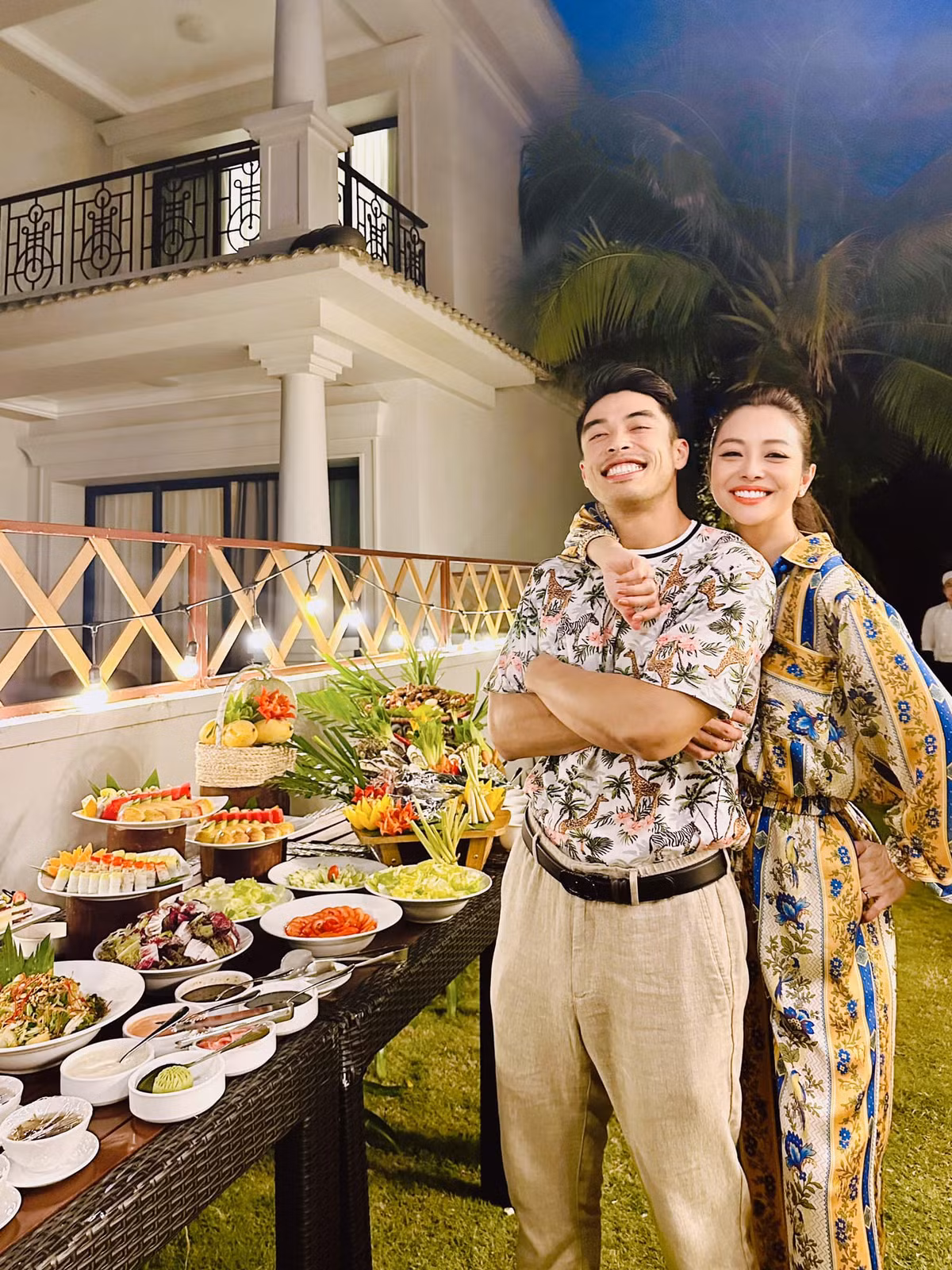 Jennifer Phạm trẻ trung khi chụp ảnh cùng em trai.