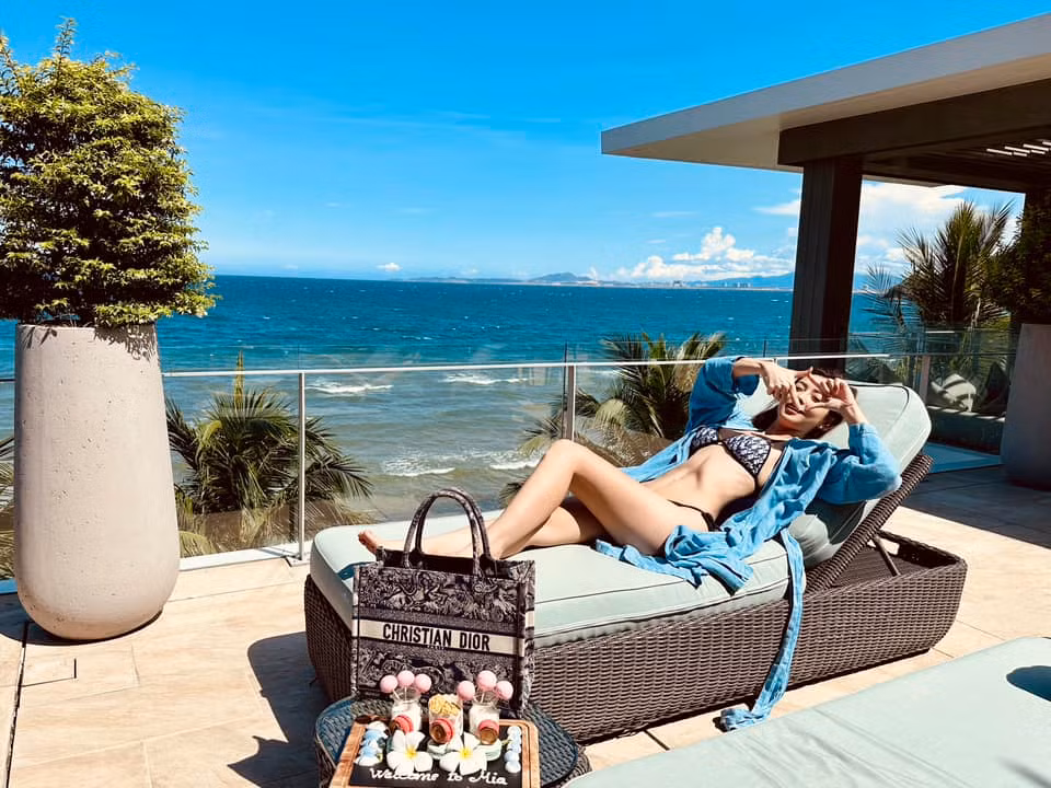 Nàng hậu diện bikini khoe dáng trong một chuyến nghỉ dưỡng.