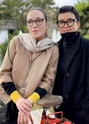 Trong cuộc phỏng vấn với Saostar, Phương Uyên cho biết, cô và Thanh Hà ở cạnh nhau 24/24, từ đi ăn uống đến ca hát cùng nhau. Cả hai lắng nghe nhau nói, chia sẻ bất kì chuyện gì với nhau.