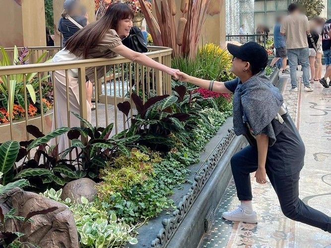 “Điều chúng tôi đang làm được sự hỗ trợ của rất nhiều người, chứ không phải chỉ có hai đứa và gia đình. Chúng tôi đã đủ lớn để hiểu được tâm ý của mọi người, biết đó là sự góp ý, vun đắp hay như thế nào. Chúng tôi sống không để chứng minh cho mọi người thấy, mà để thấy được giá trị của tình yêu này và trân trọng hơn", Phương Uyên nói.