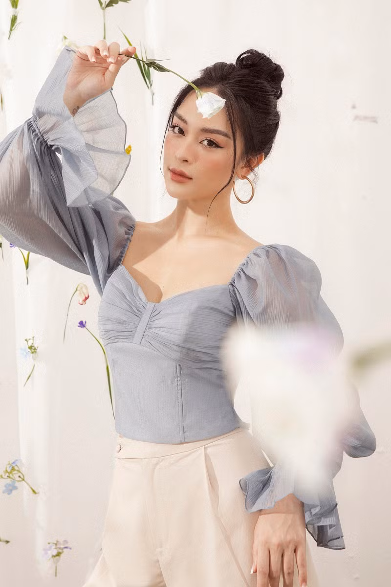 Mới đây, mẫu ảnh Chi Hoàng gây chú ý khi được báo Thái Lan khen nức nở. Cụ thể, trong bài báo với tiêu đề: "Gương mặt điện ảnh của 'ngọc nữ lookbook không tuổi Việt Nam' có thần thái không kém sao hạng A Thái”, Bangkok Today dành cho nàng mẫu sinh năm 1992 đến từ Hà Nội những mỹ từ như “ngọc nữ lookbook không tuổi” hay “biểu tượng lookbook 9X”. Ảnh: NVCC