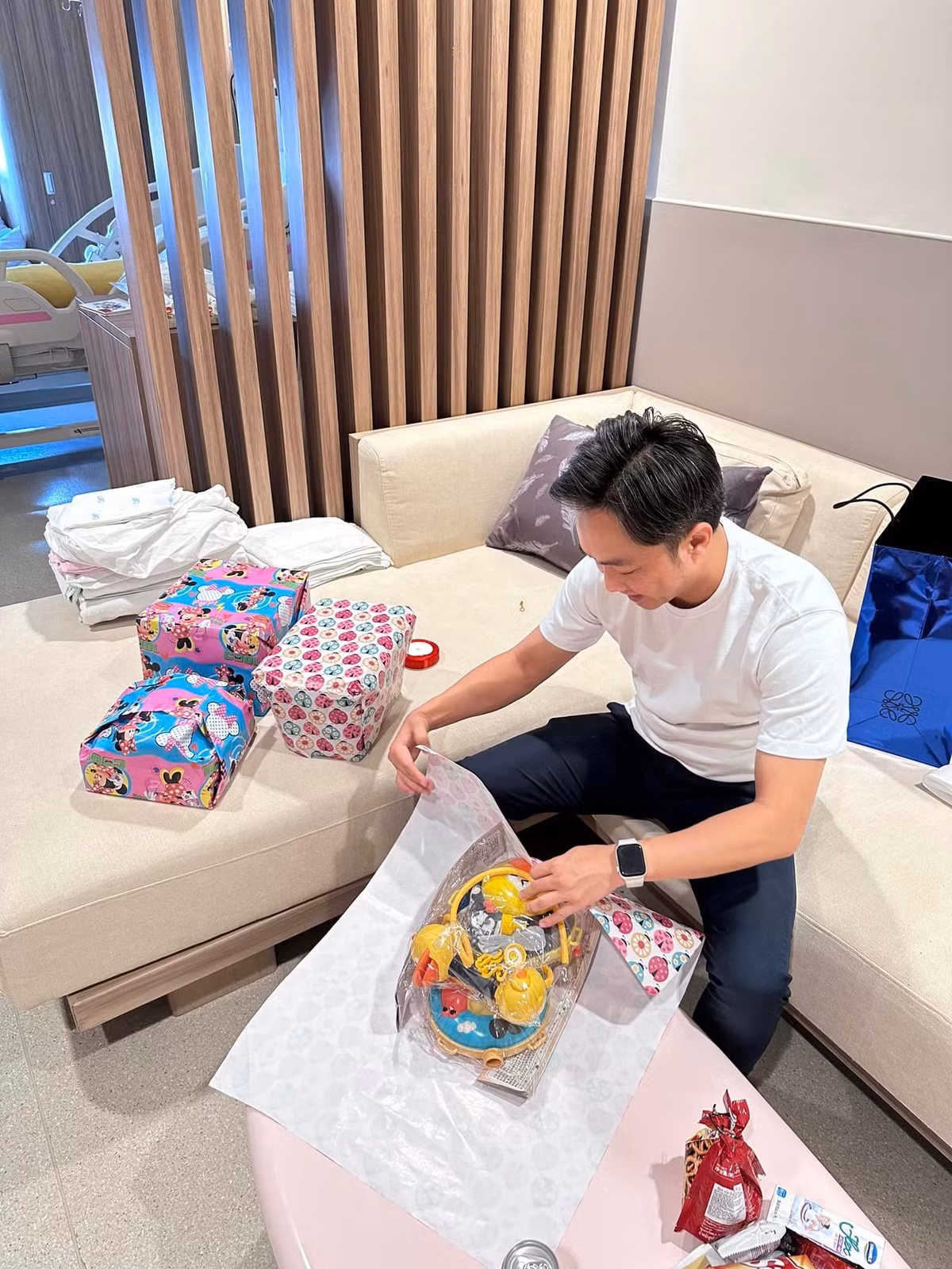 Không chỉ chăm vợ chu đáo, Cường Đô la còn tự tay chuẩn bị quà cho các con dịp 1/6 vừa qua.