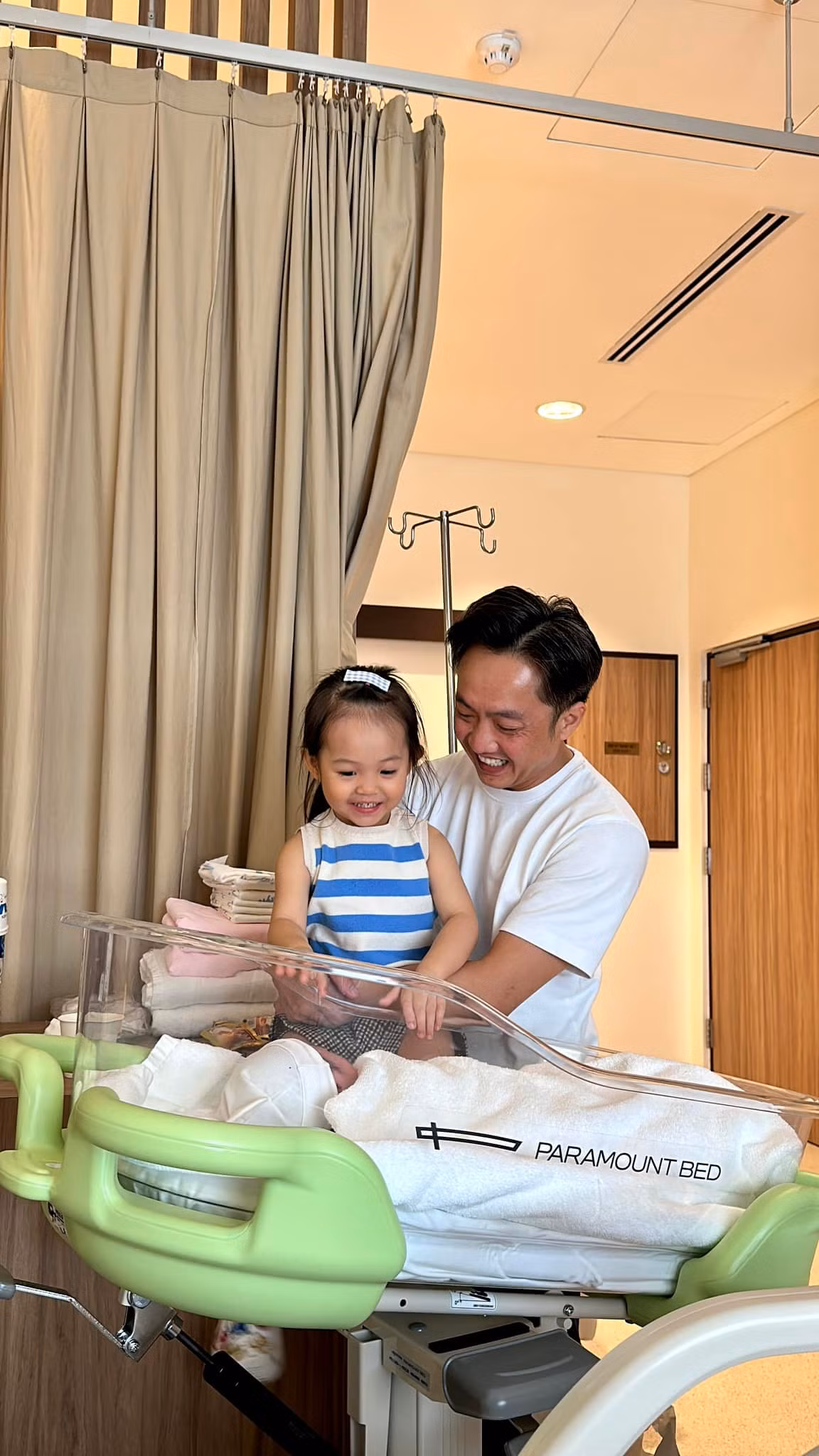 Trước đó, Cường Đô la hạnh phúc thông báo bà xã sinh con thứ hai. Nam doanh nhân túc trực trong bệnh viện khi vợ lâm bồn.